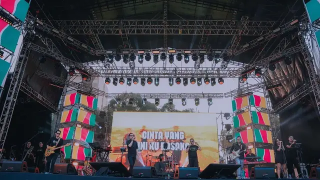 6 Potret Anak Ikke Nurjanah Ikut Ngeband Bareng Aldi Bragi, Bergaya Rock and Roll