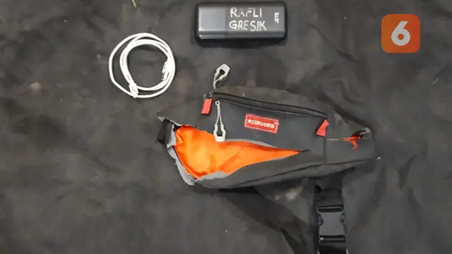 Tas mencurigakan ternyata berisi Power Bank (Liputan6.com/Fauzan)