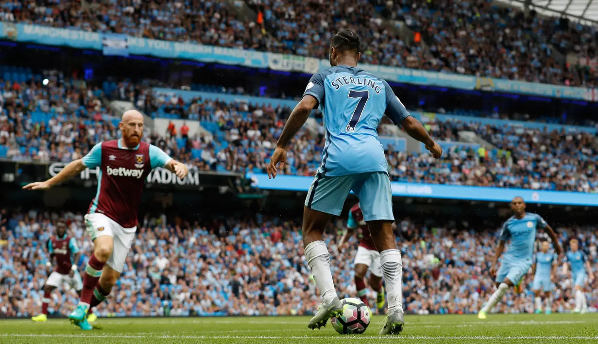 Raheem Sterling saat membawa bola saat ingin melewati pemain West Ham United di liga Inggris di Stadion Etihad, Inggris (28/8). Sterling sudah mencetak 2 gol dan 4 assist yang merasa ia terlahir kembali. (Reuters/Darren Staples)