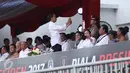 Presiden Joko Widodo (tengah) memotret saat menyaksikan laga PSS dan Persipura di turnamen Piala Presiden 2017 di Stadion Maguwoharjo, Sleman, Sabtu (4/2). 31.000 penonton menyaksikan laga pembuka Piala Presiden 2017. (Liputan6.com/Helmi Fithriansyah)