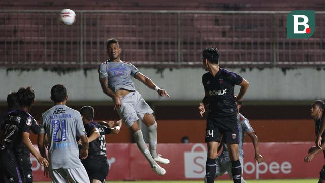 FOTO: Ezra Walian Cetak Gol Perdana dan Kemenangan Persib Bandung di Piala Menpora 2021
