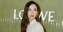 Kenakan kemeja putih dengan aksen drapery, Alyssa maksimalkan gaya basic menjadi lebih statement. [Foto: Instagram/ Alyssa Daguis&eacute;]