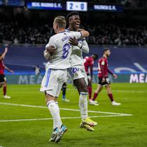 Penyerang Real Madrid, Vinicius Junior diberi selamat oleh Toni Kroos setelah mencetak gol ke gawang Valencia pada laga pekan ke-20 La Liga Spanyol di Santiago Bernabeu Valencia, Minggu dini hari WIB (9/1/2022). Real Madrid menang meyakinkan 4-1 atas Valencia. (AP Photo/Bernat Armangue)