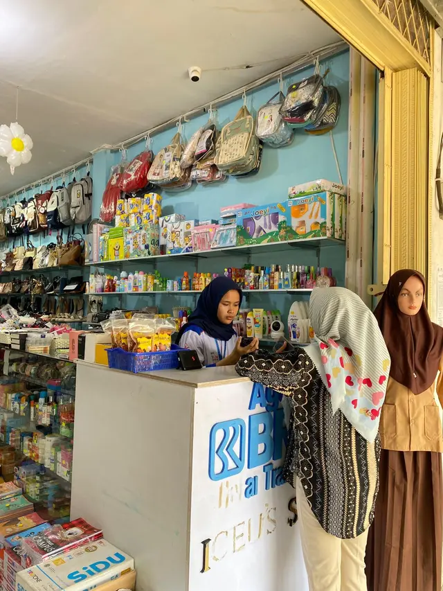 Pasangan suami istri Niseu Susila dan Suryani agen BRILink di Jonggol