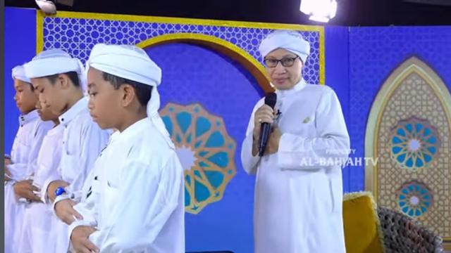Buya Yahya saat mencontohkan hukum makmum menyendiri saat sholat berjamaah. (YouTube Al Bahjah TV)