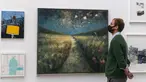 Staf mengamati karya seni dalam pratinjau Pameran Musim Panas di Royal Academy of Arts, London, Inggris, 28 September 2020. Diadakan setiap tahun sejak 1769, Pameran Musim Panas Royal Academy of Arts untuk pertama kalinya akan berlangsung pada musim gugur akibat pandemi COVID-19. (Xinhua/Han Yan)