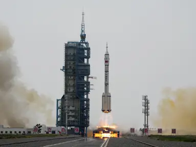 Roket Long March yang membawa awak astronaut China di pesawat luar angkasa Shenzhou-16 lepas landas di Pusat Peluncuran Satelit Jiuquan di China barat laut, Selasa (30/5/2023). (AP Photo/Mark Schiefelbein)