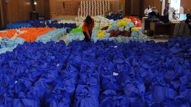 FOTO: Bansos Bahan Makanan untuk Warga Isolasi Mandiri di Bogor