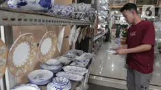Pembeli melihat produk keramik yang dijual di kios kerajinan keramik kawasan Tanjung Priuk, Jakarta Utara, Kamis (23/9/2021). Pedagang mengaku pasokan keramik menurun hingga 70 persen seiring dangan pembatasan produksi pabrik akibat perpanjangan PPKM. (Liputan6.com/Herman Zakharia)