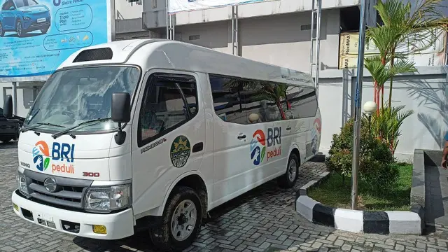 BRI memberikan bantuan sarana penunjang Mobil Sekolah di Madrasah Tsanawiyah As'adiyah, yang terletak di Pulau Sebatik, Nunukan, Kalimantan Utara. (Dok BRI)