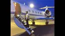 Petinju AS, Floyd Mayweather menggungah foto saat menaiki pesawat pribadinya untuk berbelanja di negara bagian lain. (instagram.com/floydmayweather)