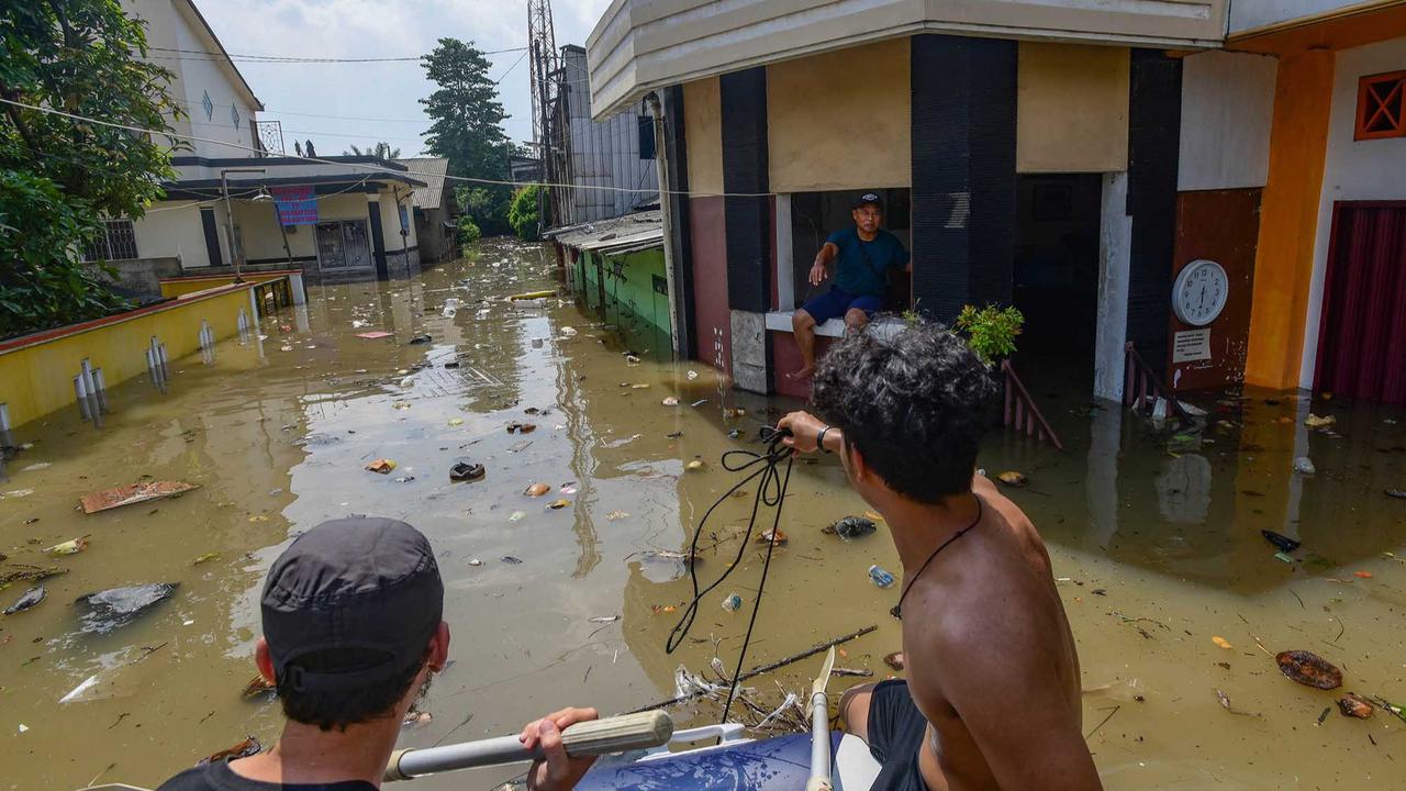 FOTO: Banjir Luapan Kali Angke, Pemuda Tangerang Bahu-Membahu Evakuasi Warga