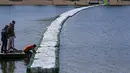 Sekitar 57 botol menciptakan jalan setapak sepanjang 250 meter di atas danau. (AP Photo/Darko Vojinovic)