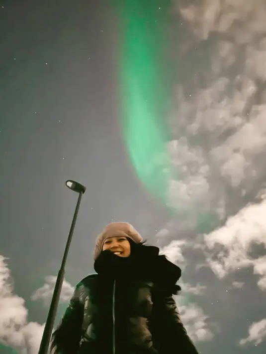 Sudah beberapa hari di Norwegia, namun kesempata untuk menyaksikan aurora memang tidak datang dengan mudah. Karena faktor cuaca, kemungkinan menyaksikan aurora menjadi tanda tanya. Sehingga Lula Lahfah hanya bisa berusaha untuk menunggu di tengah cuaca dingin. (Liputan6.com/IG/@lulalahfah)