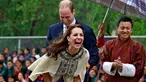 Istri Pangeran William, Kate Middleton atau Catherine Duchess of Cambridge tertawa terbahak-bahak usai memainkan permainan panah tradisional di Changlimithang Archery Ground Thimphu , Bhutan , 14 April 2016. (REUTERS / Cathal McNaughton)