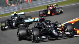 Pembalap Mercedes, Lewis Hamilton, memimpin di balapan F1 GP Belgia di Sirkuit Spa-Francorchamps, Minggu (30/8/2020). Lewis Hamilton finis pertama dengan catatan waktu 1 jam 24 menit 8,761 detik. (John Thys, Pool via AP)