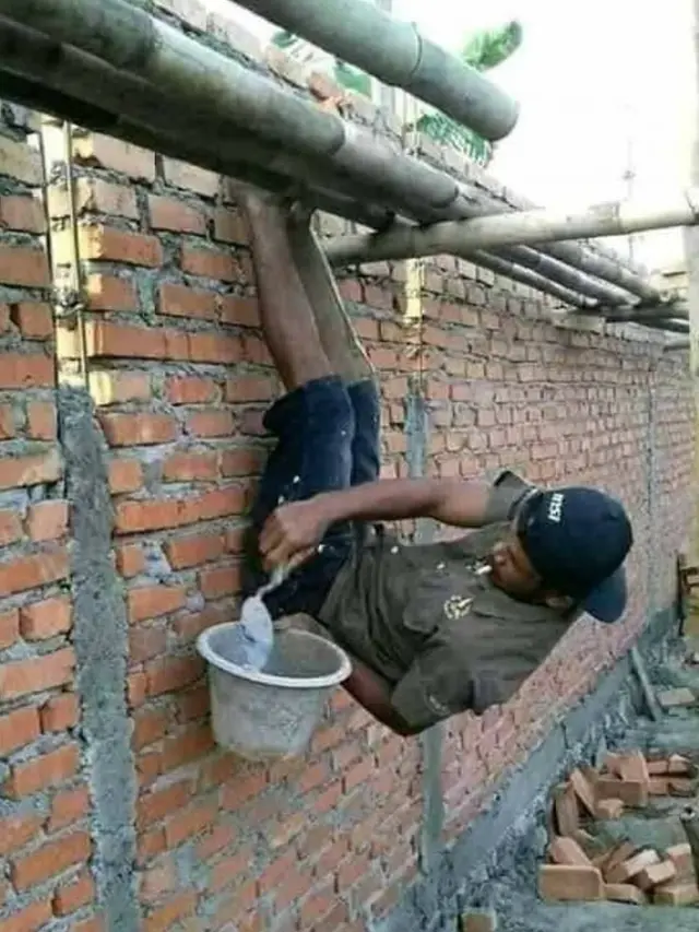Tukang Bangunan Mempersulit Diri