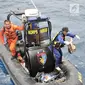 Tim SAR mengevakuasi barang korban dan puing pesawat Lion Air JT 610 saat pencarian hari kedua di laut utara Karawang, Jawa Barat, Selasa (30/10). Pencarian korban Lion Air dilakukan dengan menyisiri Pantai Tanjung Pakis. (Merdeka.com/Iqbal S. Nugroho)