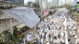 Massa yang dominan mengenakan warna putih melakukan aksi di Bundaran HI, Jakarta, Minggu (16/8/2015). Parade Tauhid yang diikuti berbagai organisasi massa Islam ini digelar dalam rangka mensyukuri kemerdekaan RI ke 70 tahun. (Liputan6.com/Faizal Fanani)