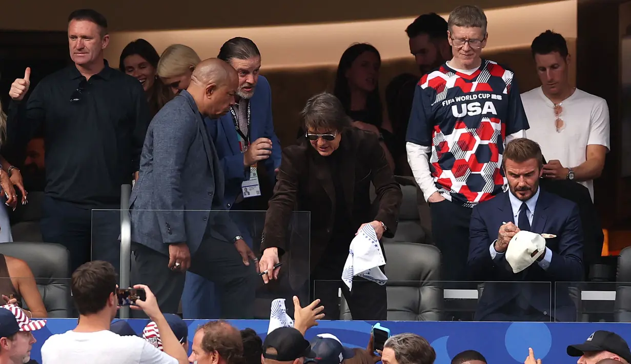 Tak sedikit dari mereka meminta tanda tangan baik dari Beckham maupun Tom Cruise. (AFP/Getty Images/Stu Forster)