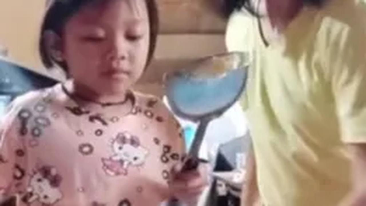 Ada Saja Kelakuannya, Bocah ini Praktikkan Goreng Telur Namun Aksi Campurkan Bumbunya Bikin Geleng-geleng Kepala, Netizen 'Reflek Istighfar