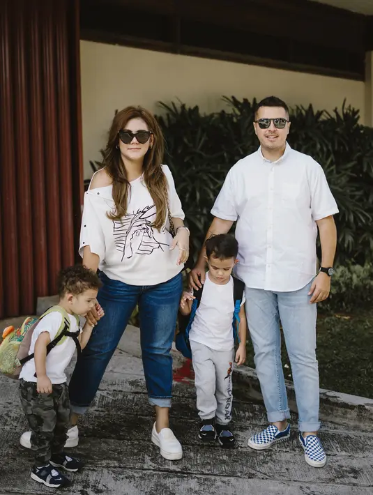 Nah, setuju kan kalau Sissy dijuluki sebagai hot mom? Coba lihat tampilannya kekinian banget bersama suaminya, Rifat Sungkar, dan dua orang buah hatinya. Sissy memakai celana jeans dengan kaus dan sneakers berwarna putih. (Instagram/sysiio)