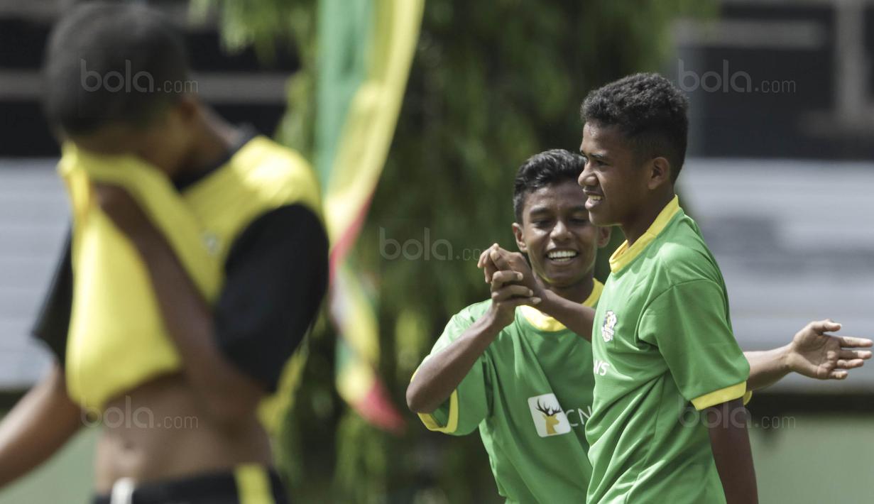 Pemain SSB Maehanu melakukan selebrasi usai membobol gawang SSB Tulehu Putra pada laga final Liga Remaja UC News di Lapangan Masariku Yonif 733, Ambon, Kamis (30/11/2017). SSB Maehanu menang 1-0 atas SSB Tulehu putra. (Bola.com/Peksi Cahyo)