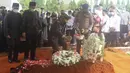 Kapolri Jenderal Listyo Sigit Prabowo menaburkan bunga di atas pusara Almarhum Azyumardi Azra saat prosesi pemakaman di Taman Makam Pahlawan Kalibata, Jakarta, Selasa (20/9/2022). (Liputan6.com/Herman Zakharia)