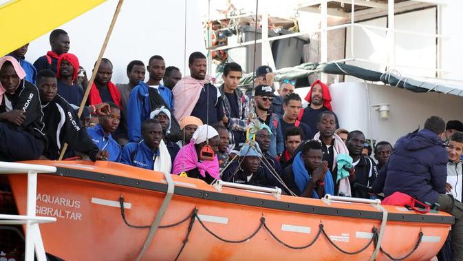 Imigran gelap asal Afrika yang diselamatkan oleh otoritas Italia usai terombang-ambing di dalam perahu di Laut Mediterania. Libya kerap digunakan sebagai titik tolak pertama para imigran untuk menyeberang ke Eropa (AP Photo)