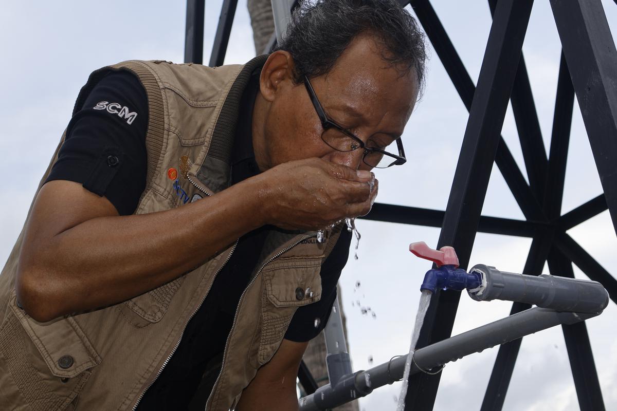 YPP Emtek Media menghadirkan air siap pakai untuk masyarakat yang terdampak bencana.