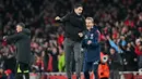 Pelatih Arsenal, Mikel Arteta merayakan kemenangan timnya usai pertandingan melawan Manchester United pada lanjutan Liga Inggris di Stadion Emirates di London (22/1/2023). Arsenal menang dramatis atas Manchester United 3-2. (AFP/Glyn Kirk)