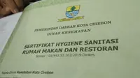 Blanko sertifikat laik sehat yang dikeluarkan Dinkes Kota Cirebon apabila tempat makan tersebut sudah teruji bersih dan pengelolaannya baik. Foto (Liputan6.com / Panji Prayitno)