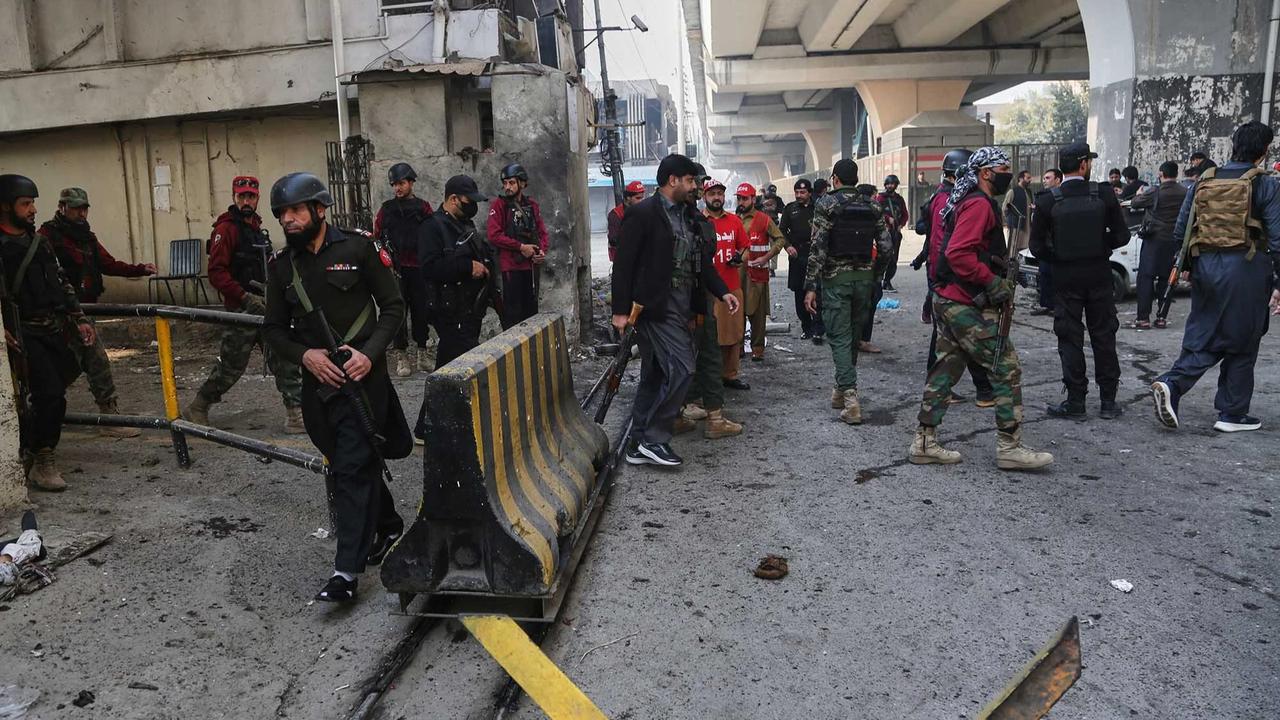 FOTO: Serangan Bom Bunuh Diri Hantam Markas Paramiliter di Peshawar