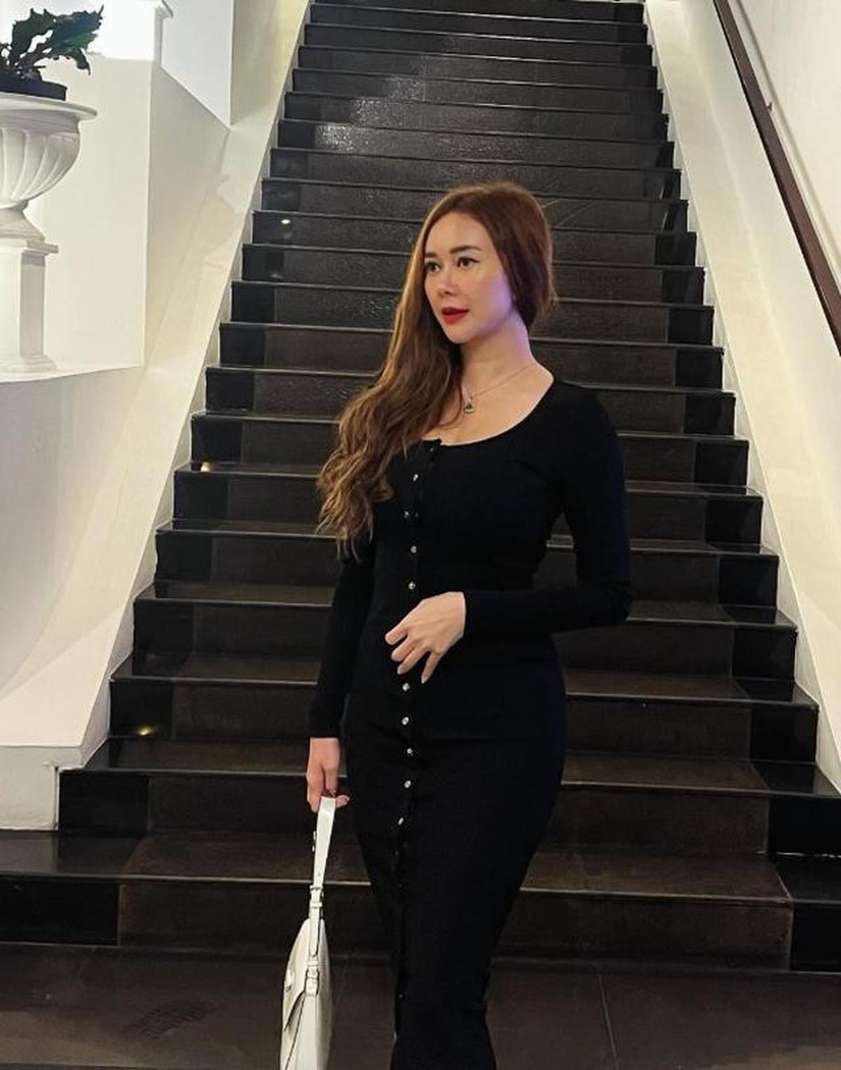 7 Potret Aura Kasih Pakai Bodycon Dress, Elegan dengan Lekuk Tubuh Proporsional