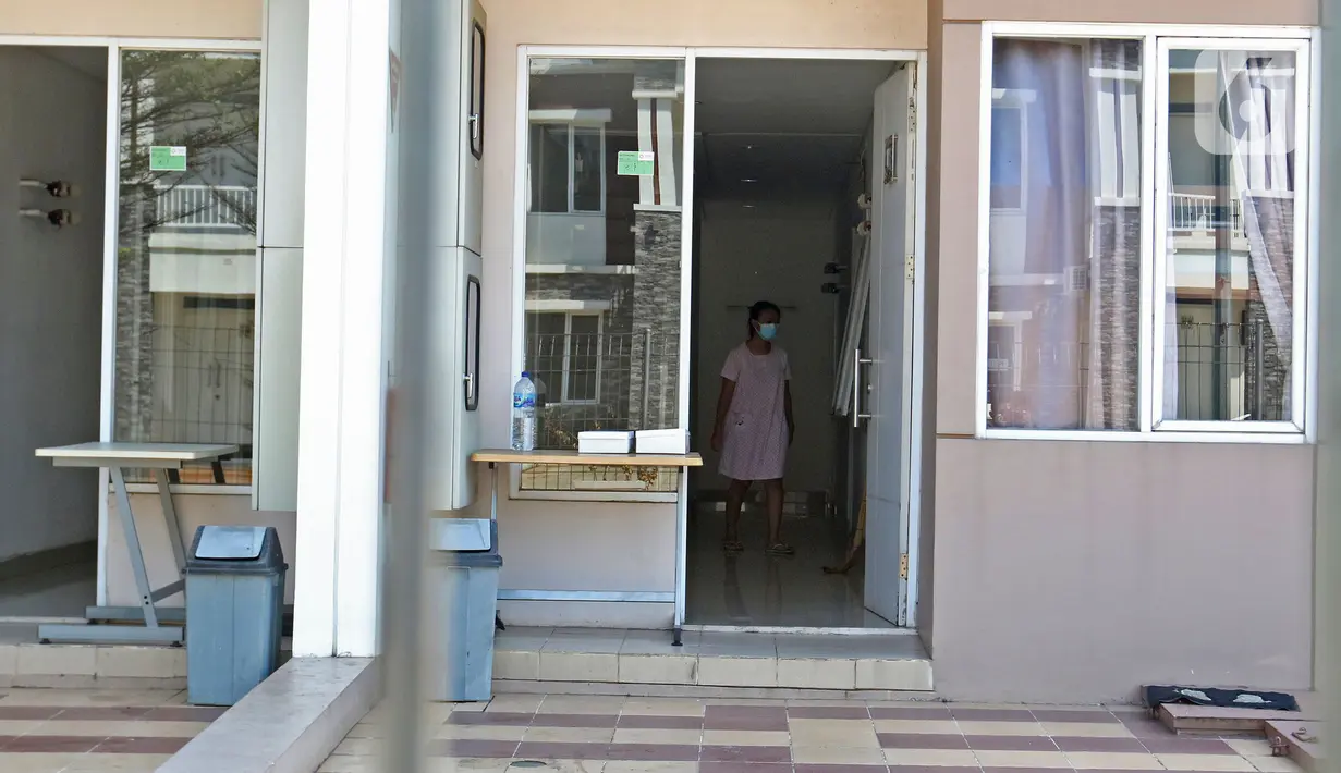 Aktivitas pasien COVID-19 di rumah isolasi terpusat Bekasi Berantas Pendemi (Berani) di Jababeka, Cikarang, Kabupaten Bekasi, Jawa Barat, Rabu (28/7/2021). Rumah isolasi tersebut disediakan untuk buruh pabrik di kawasan kabupaten Bekasi. (Liputan6.com/Herman Zakharia)