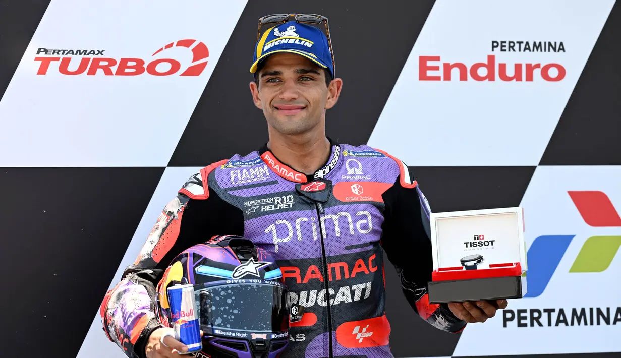 Pembalap Prima Pramac Racing, Jorge Martin merayakan posisi terdepan atau pole position di akhir latihan kualifikasi MotoGP 2024 di Sirkuit Internasional Pertamina Mandalika, Lombok, Nusa Tenggara Barat, 28 September 2024. (SONNY TUMBELAKA/AFP)