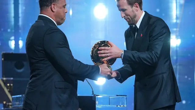 Senyum Harry Kane Usai Genggam Trofi Ballon d’Or 2026