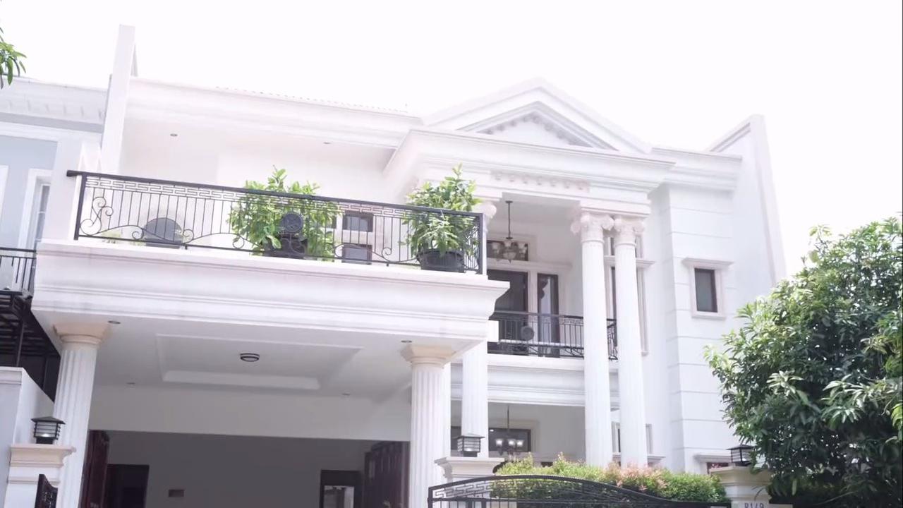 9 Potret Rumah Baru Ochi Rosdiana yang Mewah, Desain Elegan dengan Pilar Tinggi