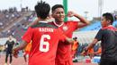 <p>Selebrasi gelandang Timnas Indonesia U-22, Fajar Fathur Rahman bersama Ananda Raehan setelah mencetak gol ketiga Timnas Indonesia U-22 ke gawang Filipina pada laga pertama Grup A SEA Games 2023 di Olympic Stadium, Phnom Penh, Kamboja, Sabtu (29/4/2023). (Bola.com/Abdul Aziz)</p>