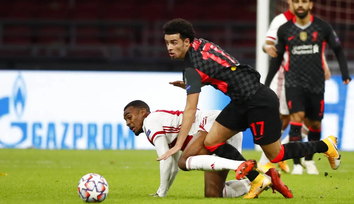 Pemain Liverpool, Curtis Jones, berebut bola dengan pemain Ajax Amsterdam, Ryan Gravenberch, pada laga Liga Champions di Stadion Johan Cruyff, Kamis (22/10/2020). Liverpool menang dengan skor 1-0. (AP/Peter Dejong)