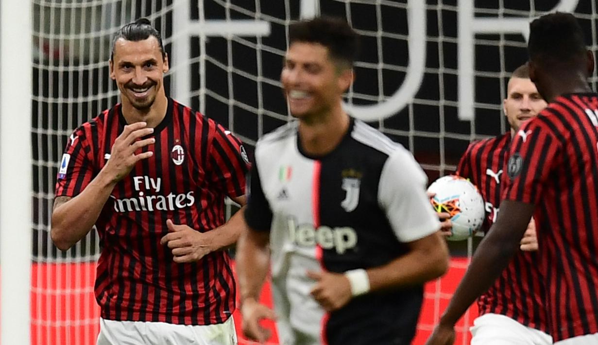 Penyerang AC Milan, Zlatan Ibrahimovic, merayakan gol yang dicetaknya ke gawang Juventus pada laga lanjutan Serie A pekan ke-31 di Stadion San Siro, Rabu (8/7/2020) dini hari WIB. AC Milan menang 4-2 atas Juventus. (AFP/Miguel Medina)
