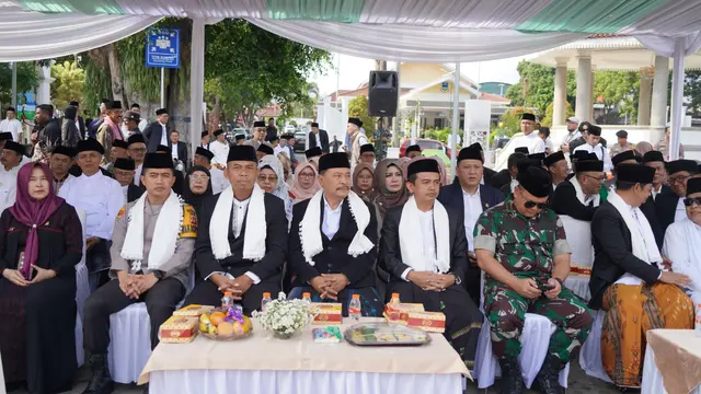Ribuan santri dari berbagai pesantren di Garut, Jawa Barat, mengikuti peringatan Peringatan Hari Santri Nasional (HSN) 2024 yang digelar Pemerintah daerah (Pemda) Garut di Alun-Alun Garut. (Liputan6.com/Jayadi Supriadin)