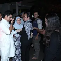 Kesedihan keluarga musisi senior Deddy Dores saat almarhum dimasukkan ke dalam ambulans di rumah duka di kawasan Bintaro, Tangerang, Selasa (17/5). Deddy Dores dikabarkan meninggal pada usia 65 tahun akibat penyakit jantung. (Liputan6.com/Andi Jatmiko)