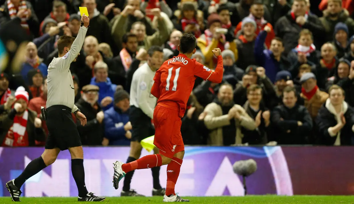 Penyerang Liverpool, Roberto Firmino melakukan selebrasi usai mencetak gol kegawang Arsenal pada lanjutan Liga Inggris di stadion Anfield, Inggris (14/1/2016). Liverpool bermain imbang dengan Arsenal dengan skor 3-3. (Reuters/Carl Recine)