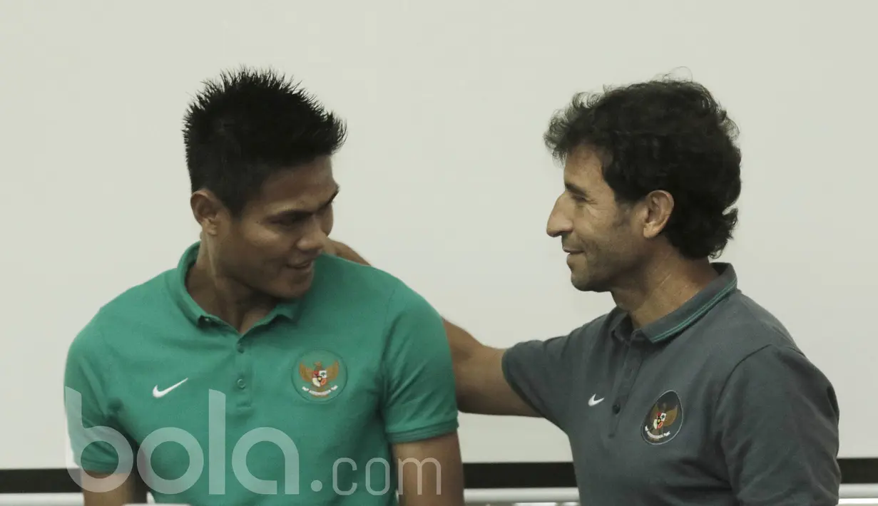 Pelatih Timnas Indonesia, Luis Milla, bersama pemain Timnas Senior, Fachrudin usai memberi keterangan pers di Jakarta, Senin (05/06/2017). Timnas Indonesia U-22 akan menghadapi laga uji coba melawan Kamboja pada 8 Juni 2017. (Bola.com/M Iqbal Ichsan)