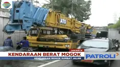 Akibat kerusakan pada bagian porsneling, sebuah kendaraan alat berat mogok di underpass Senen hingga picu kemacetan parah.