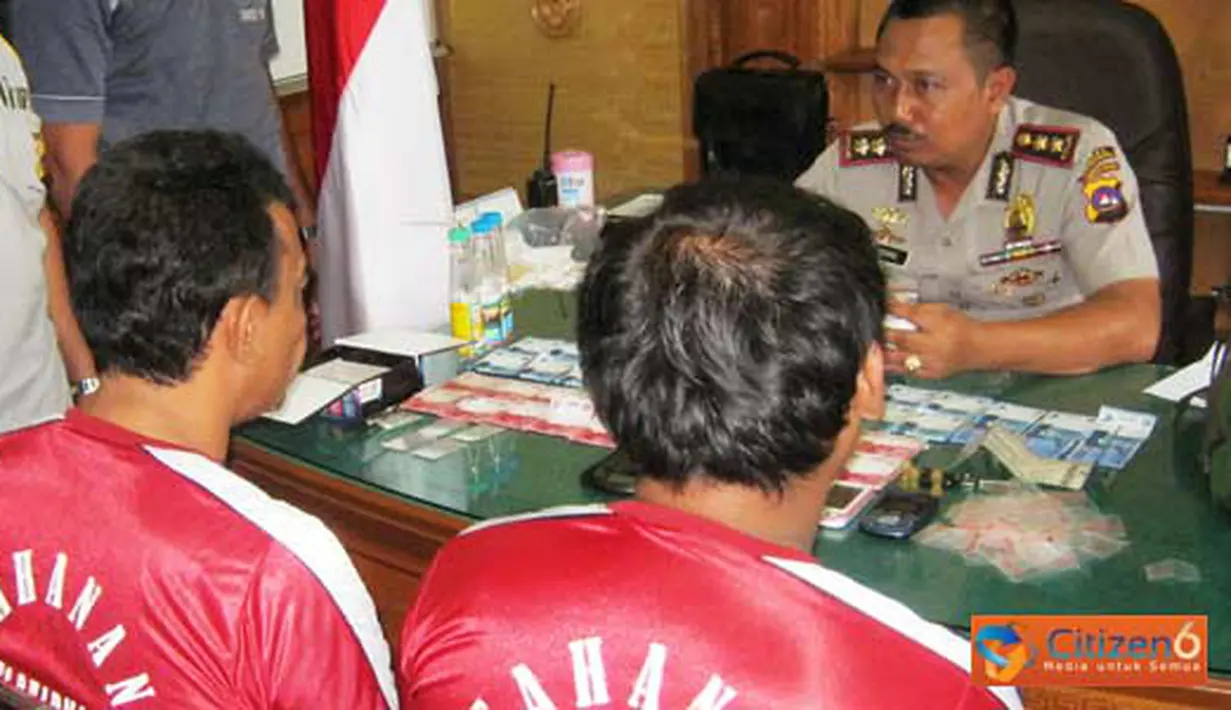 Citizen6, Sumbar: Seorang mantan anggota DPRD tertangkap tangan sedang nyabu. Mereka ditangkap oleh jajaran Satuan Narkoba Polres Dharmasraya, Minggu (10/4). (Pengirim: Eko Pangestu)