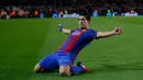 Penyerang Barcelona, Luis Suarez melakukan selebrasi usai mencetak gol ke gawang Athletic Bilbao di laga Piala Raja, Camp Nou, Barcelona, Kamis (12/1). Barcelona menang 3-1 atas Bilbao. (AP/Manu Fernandez)