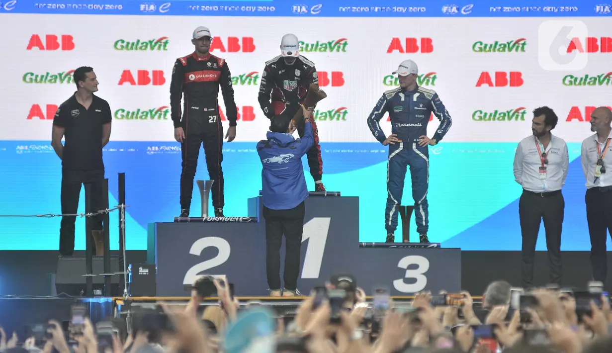Menteri Pariwisata dan Ekonomi Kreatif Sandiaga Uno saat memberikan piala kepada Pascal Wehrlein sebagai juara seri 10 GulaVit Jakarta E-Prix 2023 di Jakarta International E-Prix Circuit (JIEC), Ancol, Jakarta Utara, Sabtu (3/6/2023). (merdeka.com/Iqbal S. Nugroho)