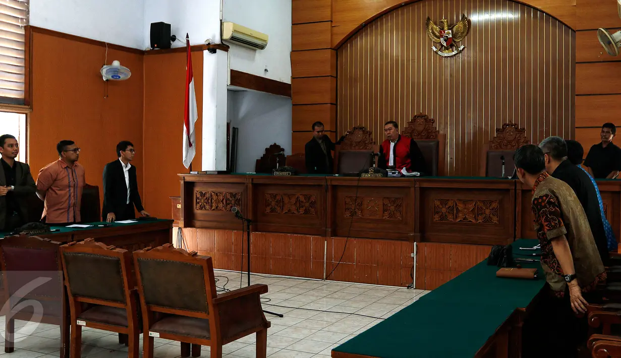 Hakim tunggal Achmad Rivai memimpin sidang putusan praperadilan di PN Jaksel, Selasa (29/9/2015).  PT VSI memenangkan gugatan praperadilan melawan Kejagung dalam perkara penggeledahan pada 12 Agustus lalu. (Liputan6.com/Yoppy Renato)